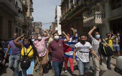 Simpatizantes del gobierno gritan consignas mientras antigubernamentales marchan en La Habana, Cuba, el domingo 11 de julio de 2021. Cientos de manifestantes salieron a las calles en la capital y varias ciudades de Cuba para protestar contra la escasez de alimentos y los altos precios de los productos en medio de la crisis sanitaria causada por la pandemia del nuevo coronavirus. (AP Foto/Ismael Francisco)