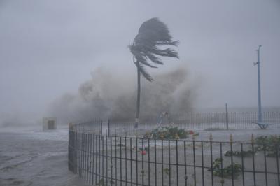 Fuertes vientos y olas golpean la orilla en la playa de Digha, en la costa de la Bahía de Bengala, al paso del ciclón Yaas en Bengala Occidental, India, el miércoles 26 de mayo de 2021. (AP Foto/Ashim Paul)