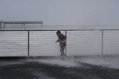 Anthony Tablit, de 5 años, es empapado por las olas que chocan el viernes 6 de enero de 2023, en Pacifica, California. (AP Foto/Jeff Chiu)