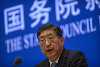 Zeng Yixin, viceministro de la Comisión Nacional de Salud china, habla en conferencia de prensa en la Oficina de Información del Consejo de Estado, Beijing, jueves 22 de julio de 2021. Zeng dijo estar sorprendido por el plan de la OMS para la segunda fase de los estudios sobre los orígenes del COVID-19. (AP Foto/Mark Schiefelbein)