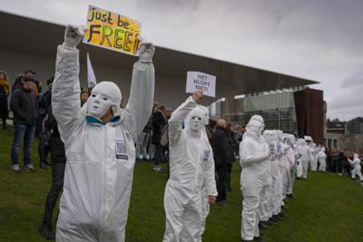 Miles de personas se reúnen para protestar en contra de las medidas de confinamiento del gobierno holandés, en Ámsterdam, Holanda, el domingo 2 de enero de 2022. (AP Foto/Peter Dejong)