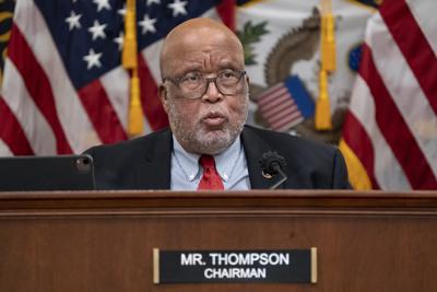 El legislador demócrata Bennie Thompson, jefe del panel de la Cámara de Representantes que investiga el ataque del 6 de enero de 2021 a la sede del Congreso de EEUU, en una sesión el 13 de diciembre de 2021. (Foto AP/J. Scott Applewhite, Archivo)