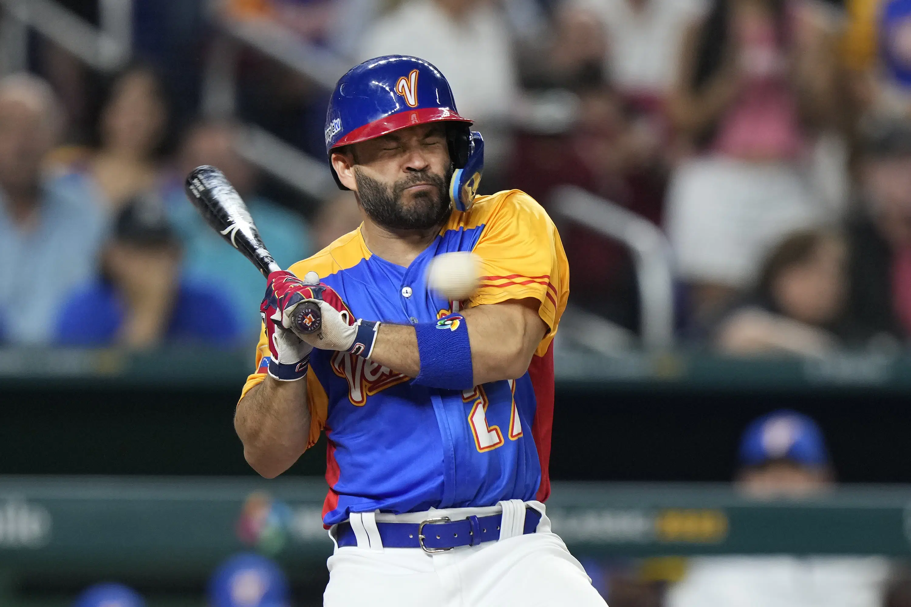 Astros’ Jose Altuve has broken right thumb, needs surgery