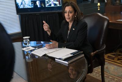 La vicepresidenta Kamala Harris asiste a una reunión con directores generales de empresas sobre el desarrollo económico en el Triángulo Norte, el jueves 27 de mayo de 2021, en su oficina ceremonial en la Casa Blanca en Washington. (AP Foto/Jacquelyn Martin)