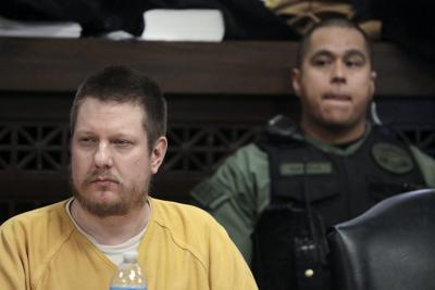 ARCHIVO - El policía de Chicago Jason Van Dyke, izquierda, asiste a su sentencia  por la muerte a tiros de Laquan McDonald  en el 2014, el 18 de enero del 2019. (Antonio Perez/Chicago Tribune via AP, Pool)