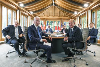 El presidente estadounidense Joe Biden, al centro, participa en un almuerzo de trabajo con otros mandatarios del G7 para discutir la guerra en Ucrania y la economía global.  (Kenny Holston/The New York Times vía AP, Pool)