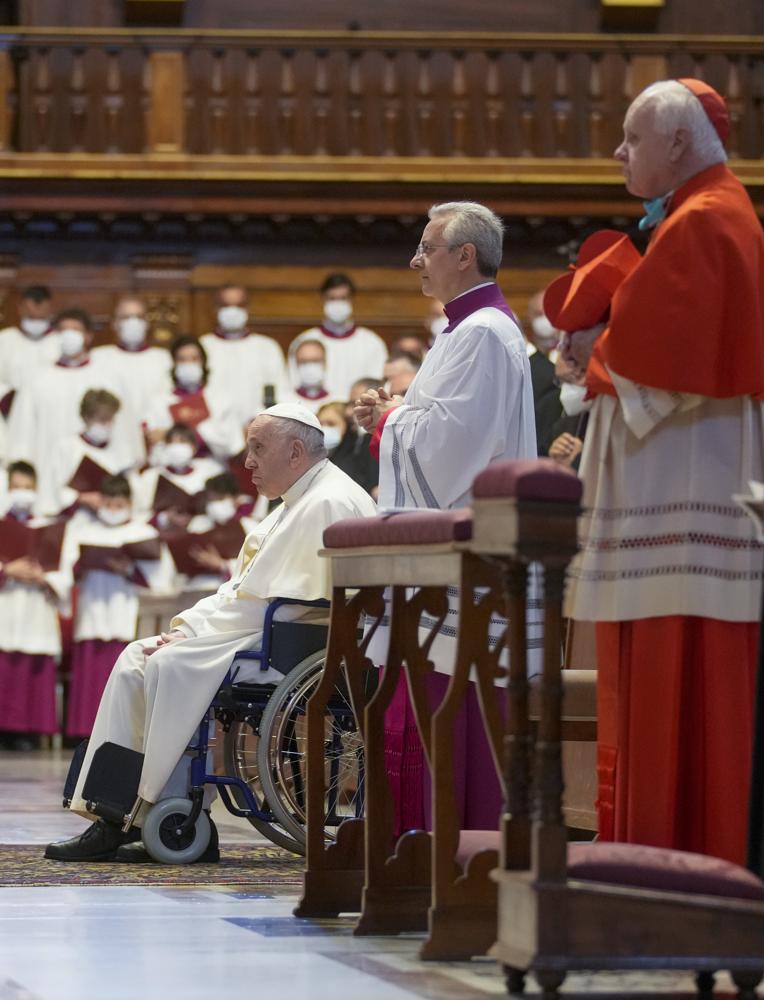 El papa Francisco asiste en silla de ruedas a los funerales del difunto cardenal Angelo Sodano en la Basílica de San Pedro en el Vaticano, el martes 31 de mayo de 2022. El papa Francisco canceló un viaje planeado para julio a África por orden de los médicos debido a problemas continuos en la rodilla, informó el Vaticano. dijo el viernes 10 de junio de 2022, planteando más interrogantes sobre los problemas de salud y movilidad del pontífice de 85 años. (Foto AP/Andrew Medichini)