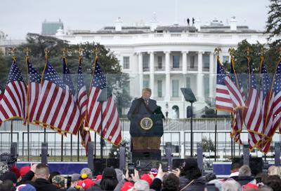 ARCHIVO - En esta fotografía del 6 de enero de 2021, el presidente Donald Trump habla durante un mitin frente a la Casa Blanca, en Washington. (AP Foto/Jacquelyn Martin, archivo)