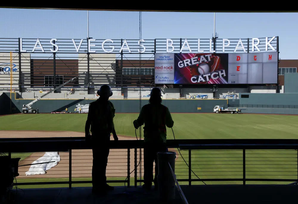 ARCHIVO - Los trabajadores continúan la construcción de un nuevo parque de béisbol en Las Vegas el 28 de marzo de 2019. El contrato de arrendamiento de los Oakland Athletics en el Oakland Coliseum se extiende hasta el 2024, y existe la posibilidad de que el equipo juegue las temporadas 2025 y 2026 en Las Vegas Ballpark, su hogar a su filial Triple-A, los Aviators.  (Foto AP/John Locher, archivo)