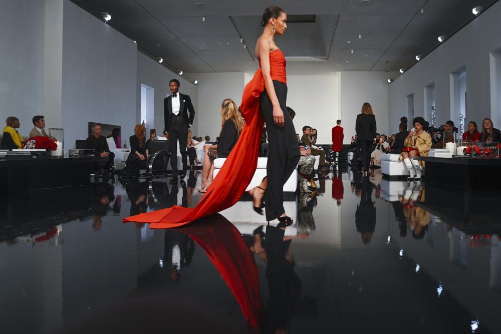 Modelos presentan la colección otoño-invierno 2022 de Ralph Lauren en Nueva York, el martes 22 de marzo de 2022. (Foto AP/Bebeto Matthews)
