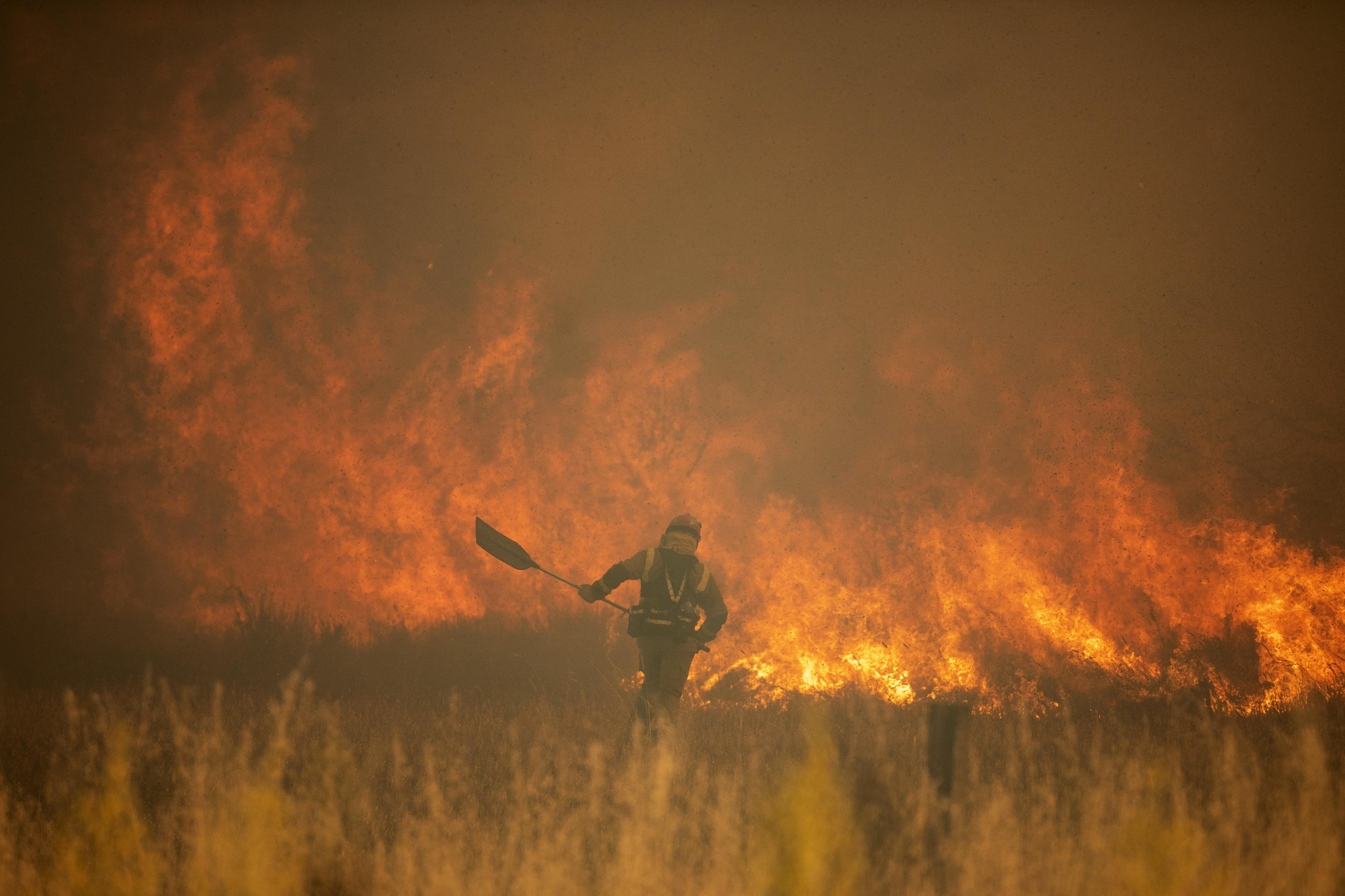 España y Alemania luchan contra incendios forestales en medio de inusuales olas de calor