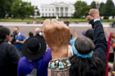 ARCHIVO - Wolf Ramerez de Houston, Texas, (centro) se une a otras personas en una protesta frente a la Casa Blanca, en Washington, el 11 de octubre de 2021. (AP Foto/Andrew Harnik, Archivo)