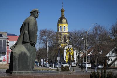 El monumento del fundador soviético Vladimir Lenin visto en el centro de Comrat, Moldavia, el sábado 12 de marzo de 2022. Al otro lado de la frontera de Ucrania envuelta en la guerra, la pequeña y empobrecida Moldavia, una ex república soviética que ahora mira ansiosamente hacia el oeste, ha observado con inquietud cómo se desarrolla la invasión rusa. En Gagauzia, una pequeña parte autónoma del país que tradicionalmente se siente más cerca del Kremlin que de Occidente, la gente normalmente respaldaría a Rusia, de la que nunca quisieron salir cuando Moldavia obtuvo la independencia. (AP Photo/Sergei Grits)