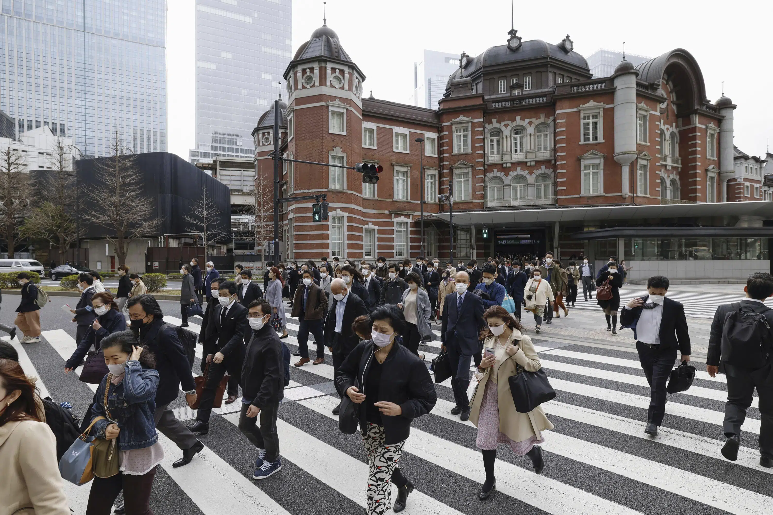 Masky zůstávají v Japonsku, protože vyprší 3letý požadavek na jejich nošení