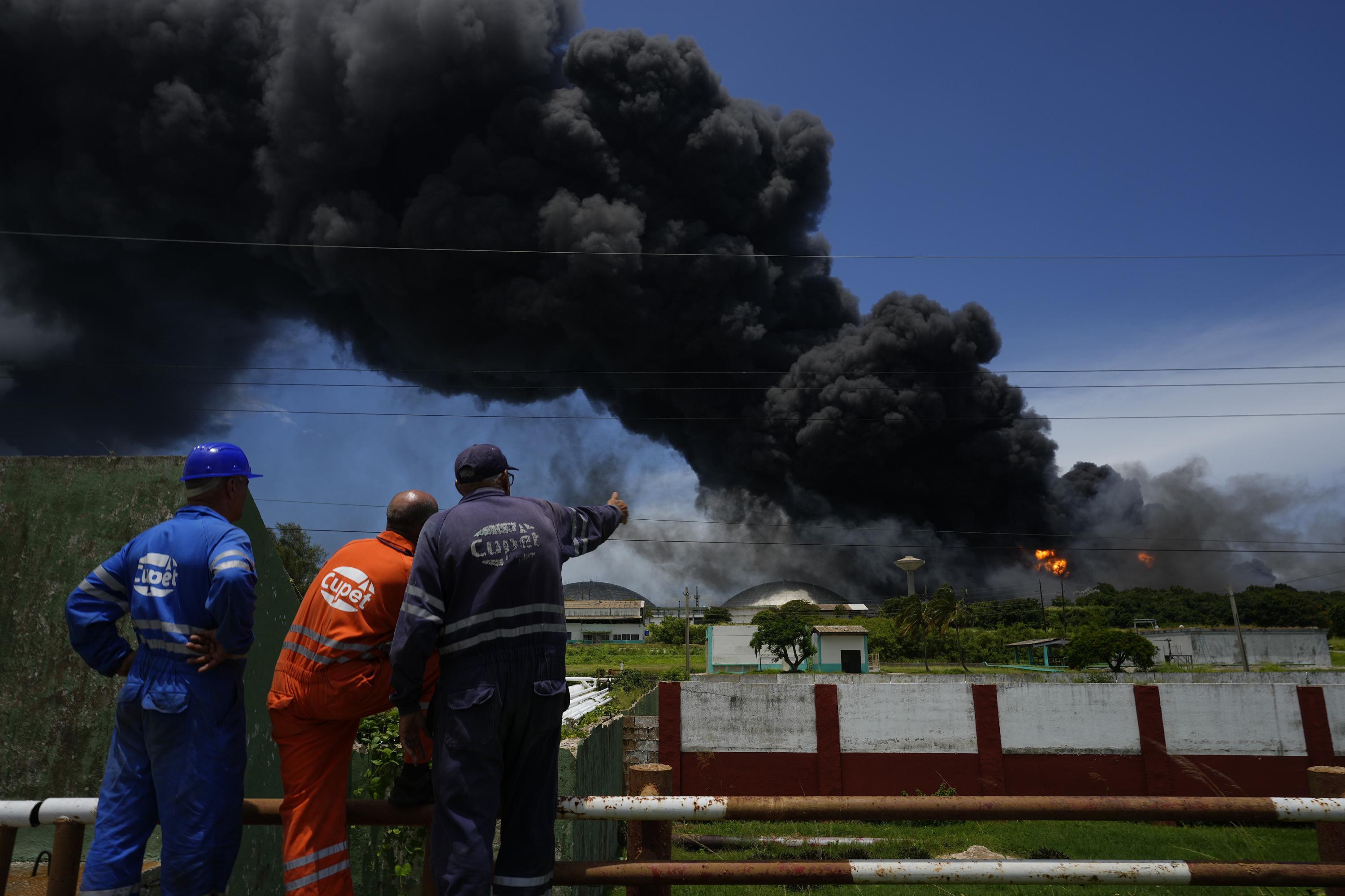 17 desaparecidos, 121 heridos, 1 muerto en incendio en instalación petrolera cubana