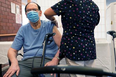 Marvin Marcus, un residente de 79 años de Hebrew Home en Riverdale, recibe la vacuna de refuerzo contra el COVID-19 en Nueva York, el 27 de septiembre de 2021. (AP Foto/Seth Wenig, Archivo)