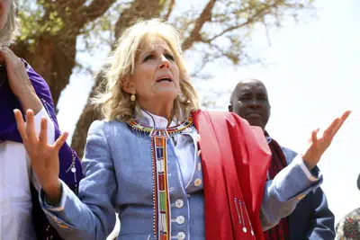 La primera dama de Estados Unidos, Jill Biden, durante una convivencia con mujeres de la comunidad maasai en Ngatataek, Kenia, el domingo 26 de febrero de 2023. (AP Foto/Brian Inganga)