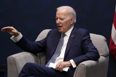 El presidente Joe Biden habla durante una reunión con el primer ministro australiano, Anthony Albanese, el lunes 13 de marzo de 2023, en la Base Naval de Point Loma, en San Diego. (AP Foto/Evan Vucci)