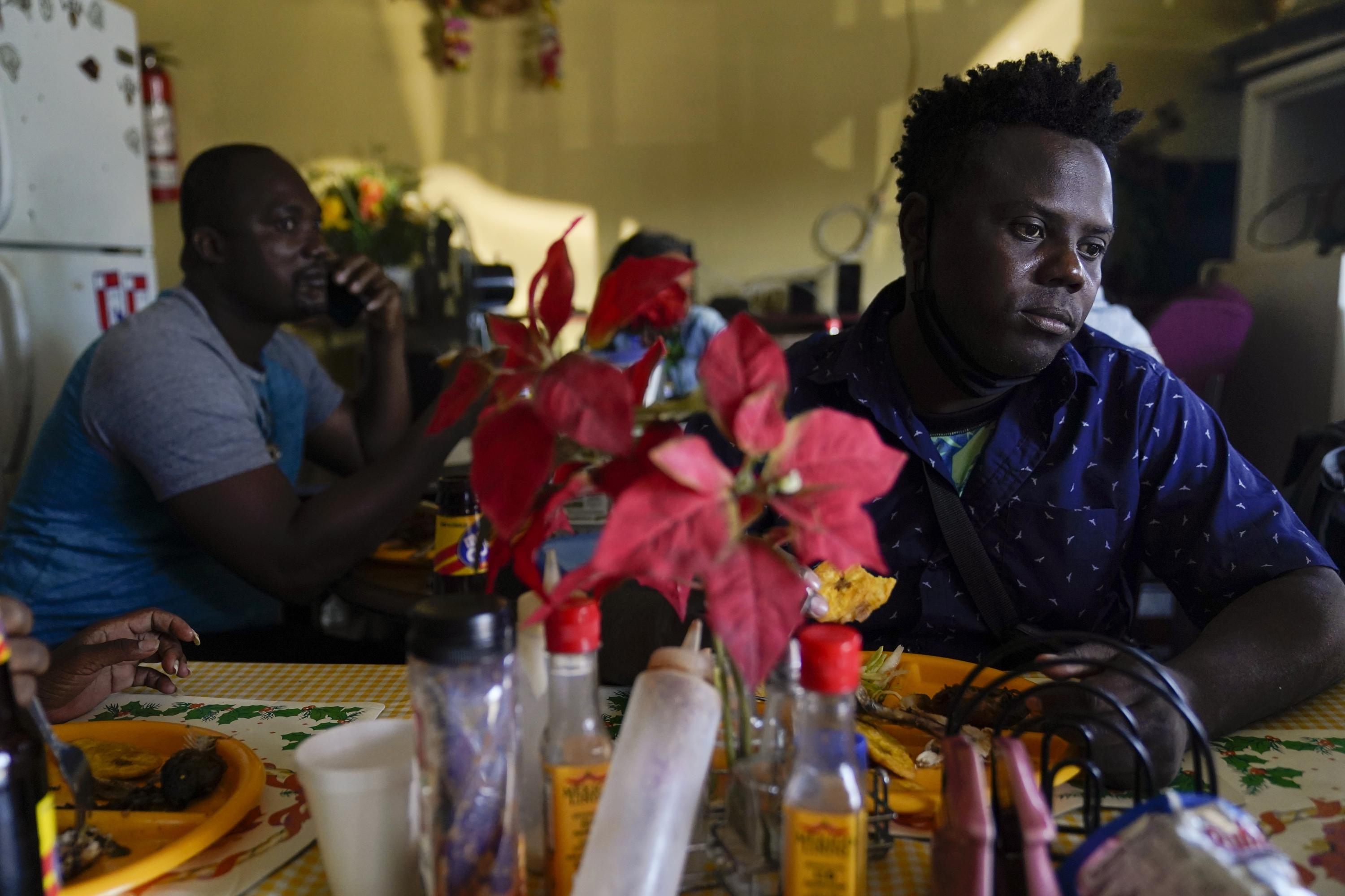 El viaje de los haitianos a la frontera de Texas a menudo comienza en América del Sur