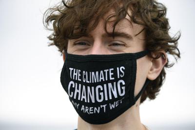 Un manifestante que exige medidas para evitar el cambio climático el 11 de junio de 2021 en Gyllyngvase Beach en Falmouth, Cornwall, Inglaterra. (Foto AP/Alberto Pezzali, File)