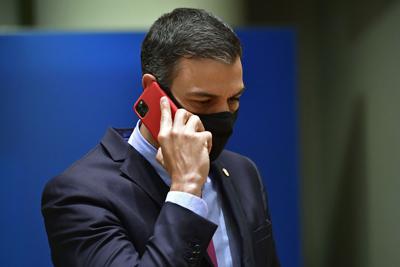 En esta imagen de archivo, el presidente del gobierno de España, Pedro Sánchez, habla por su celular durante una cumbre de la UE en Bruselas, el 20 de julio de 2020. (John Thys, Pool Foto vía AP, archivo)