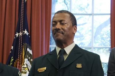 ARCHIVO - En esta foto del 10 de julio de 2015, el agente forestal Randy Moore asiste a una ceremonia en la Casa Blanca con el presidente Barack Obama. Randy Moore, un veterano guardaparque, fue designado jefe del Servicio Forestal por el presidente Joe Biden el martes 29 de junio de 2021. (AP Foto/Jacquelyn Martin, File)