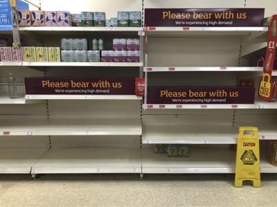 Estantes vacíos y letreros en el pasillo de bebidas gaseosas en una tienda Sainsbury's en Rowley Regis en Inglaterra, el jueves 22 de julio de 2021. (Matthew Cooper/PA vía AP)