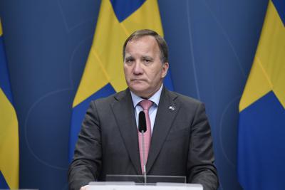 El primer ministro de Suecia, Stefan Lofven, ofrece una conferencia de prensa en Rosenbad, Estocolmo, el lunes 28 de junio de 2021. Lofven anunció que pediría al presidente del congreso que buscar un nuevo gobierno, tras perder una moción de censura la semana anterior. (Stina Stjernkvist / TT via AP)