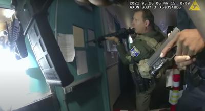 Policías al momento de irrumpir en el depósito de trenes de la Autoridad de Transporte del Valle Santa Clara donde había estallado un tiroteo, el 26 de mayo del 2021, en San José, California. Foto tomada de la cámara corporal de un policía (Departamento de Policía de condado Santa Clara  via AP)