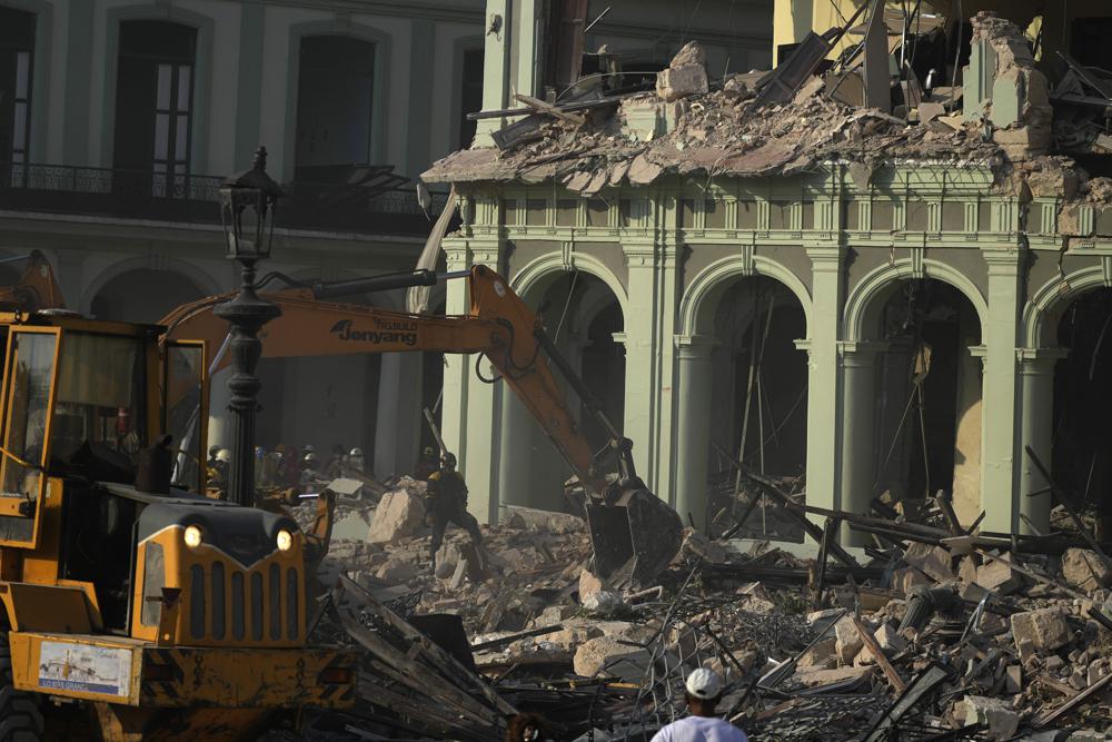 Equipos de rescate retiran escombros del sitio de una explosión mortal que destruyó el Hotel Saratoga de cinco estrellas, en La Habana, Cuba, el viernes 6 de mayo de 2022. Una poderosa explosión aparentemente causada por una fuga de gas natural mató al menos a 18 personas, incluido un una mujer embarazada y un niño, e hirió a decenas el viernes cuando voló las paredes exteriores del hotel de lujo en el corazón de la capital de Cuba.  (Foto AP/Ramón Espinosa)