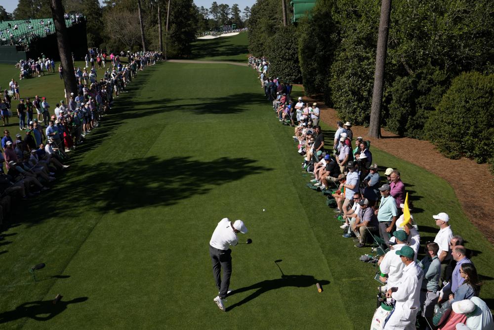 Scottie Scheffler da el primer golpe en el hoyo 18 durante la primera ronda del torneo de golf Masters el jueves 7 de abril de 2022 en Augusta, Georgia. (Foto AP/Charlie Riedel)