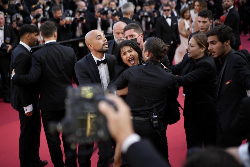 Mujer protestó en el Festival Cannes