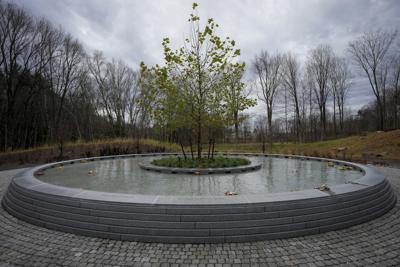Monumento inaugurado en honor a las víctimas del tiroteo en la Escuela Primaria Sandy Hook, en Newtown, Connecticut, el domingo 13 de noviembre de 2022. Veinte alumnos de primer grado y seis maestras murieron en el tiroteo del 14 de diciembre de 2012. (AP Foto/Bryan Woolston)