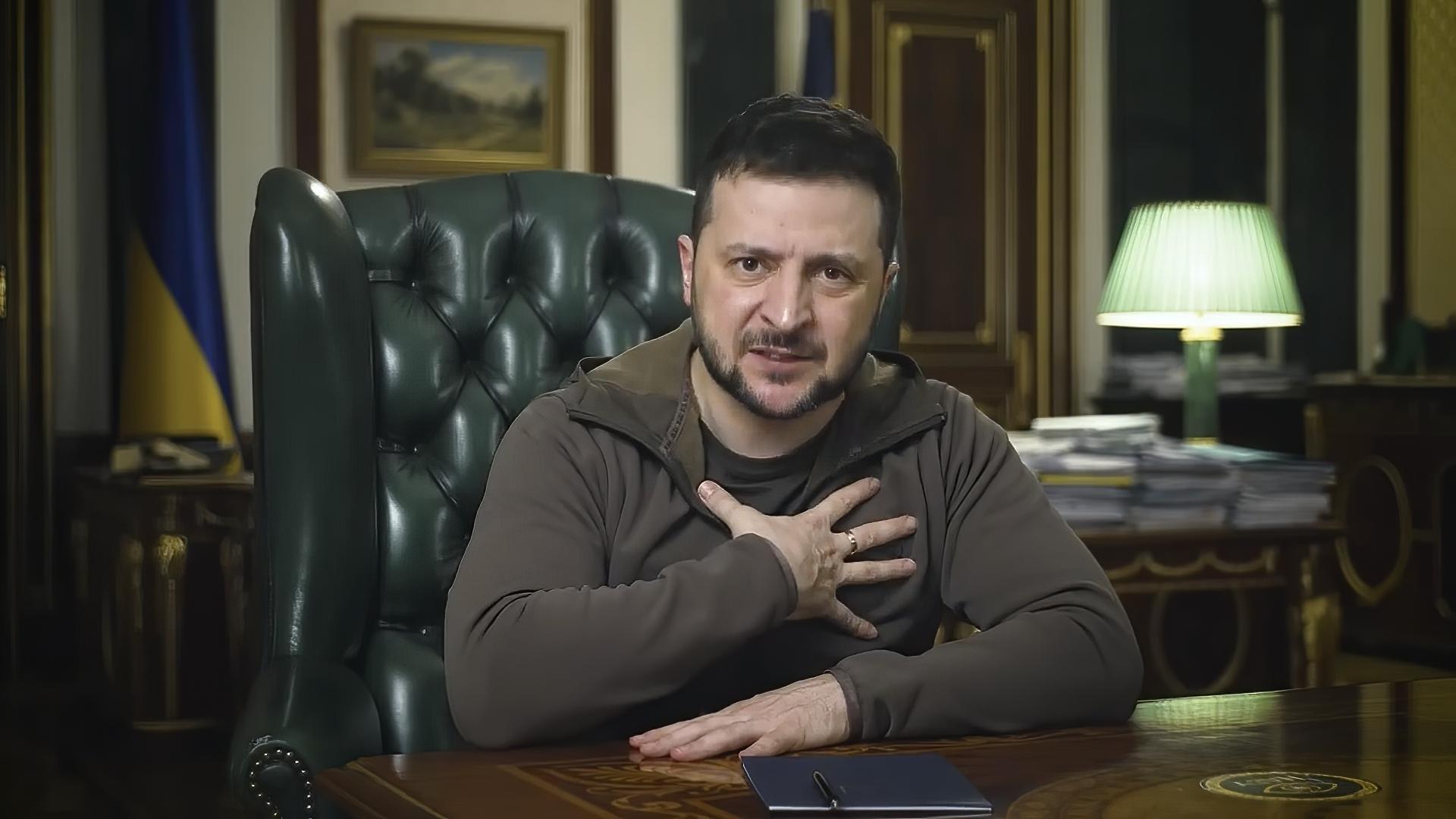 ФАЙЛ — На этом изображении из видео, предоставленного пресс-службой Президента Украины, президент Украины Владимир Зеленский говорит из Киева, Украина, в субботу, 16 апреля 2022 года. Год назад, когда российские войска приближались к столице Украины, западные лидеры опасались за жизнь президента Владимира Зеленского и США предложили ему путь к отступлению. Зеленский отказался, заявив о своем намерении остаться и защищать независимость Украины. (Пресс-служба Президента Украины через AP, файл)