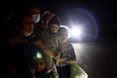 ARCHIVO - En esta fotografía del 17 de mayo de 2021 se muestra un grupo de migrantes procedentes de Honduras y Nicaragua que esperan en un camino luego de que se entregaron a las autoridades en La Joya, Texas. (AP Foto/Gregory Bull, Archivo)