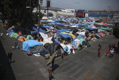 ARCHIVO - Un campamento de migrantes improvisado se encuentra cerca del puente fronterizo peatonal El Chaparral en Tijuana, México, el jueves 1 de julio de 2021. (AP Foto/Emilio Espejel, Archivo)