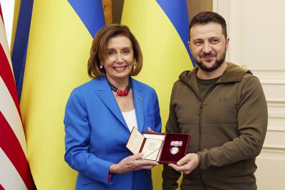En esta imagen dada a conocer por la Oficina de Prensa de la Presidencia de Ucrania el domingo 1 de mayo de 2022, el presidente ucraniano Volodymyr Zelenskyy, derecha, le otorga la Orden de la Princesa Olga, en tercer grado, a la presidenta de la Cámara de Representantes de Estados Unidos, Nancy Pelosi, el sábado 30 de abril de 2022, en Kiev, Ucrania. (Oficina de Prensa de la Presidencia de Ucrania vía AP)