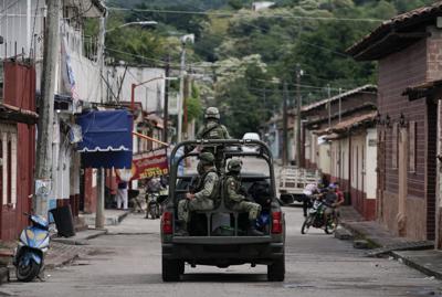 ARCHIVO - Soldados patrullan después de una masacre en la que 20 personas fueron asesinadas en la municipalidad de San Miguel Totolapan, México, el 6 de octubre de 2022. El Congreso de México avaló finalmente la ampliación hasta el 2028 del la presencia de las fuerzas armadas en las calles para realizar labores de seguridad pública, pese a las críticas de organizaciones humanitarias y opositores que consideran que la iniciativa profundizará la militarización del país. (AP Foto/Eduardo Verdugo, Archivo)