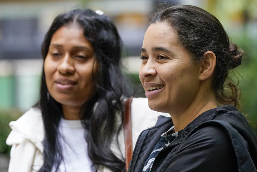 Las venezolanas Yeysy Hernández, a la izquierda, y Candy Cegarra hablan durante una entrevista con The Associated Press, el jueves 13 de octubre de 2022, en Nueva York. (AP Foto/Mary Altaffer)