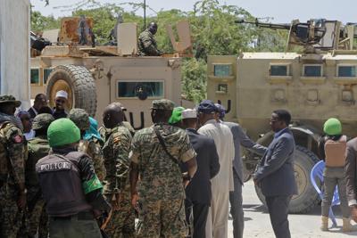 Legisladores somalíes hacen fila antes de entrar en la base militar Halane en Mogadiscio, Somalia, para votar para elegir al presidente del país, el 15 de mayo del 2022.  (AP foto/Farah Abdi Warsameh)