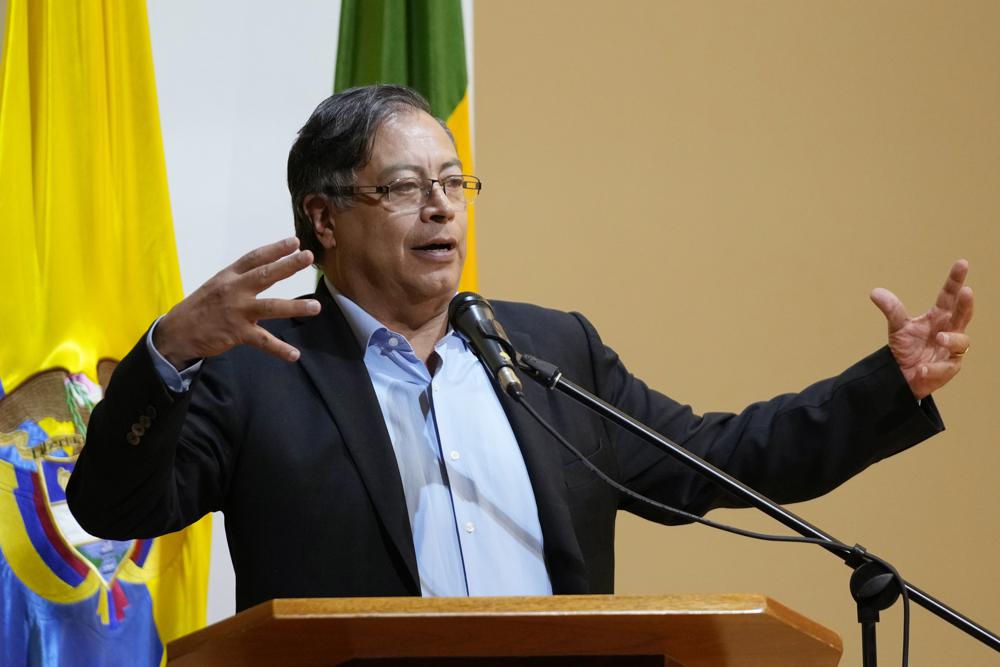 El presidente electo de Colombia, Gustavo Petro, habla con los estudiantes de la Universidad Externado en Bogotá, Colombia, el martes 26 de julio de 2022. (AP Foto/Fernando Vergara)