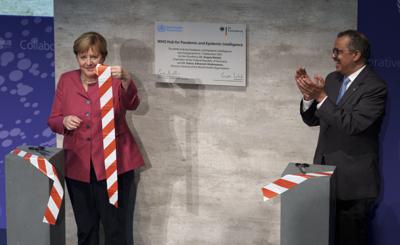 El director general de la Organización Mundial de la Salud (OMS), Tedros Adhanom Ghebreyesus (derecha) y la canciller alemana, Angela Merkel durante una ceremonia de inauguración del Centro de la OMS para la Inteligencia sobre Pandemias y Epidemias, el miércoles 1 de septiembre de 2021, en Berlín. (AP Foto/Michael Sohn, Pool)