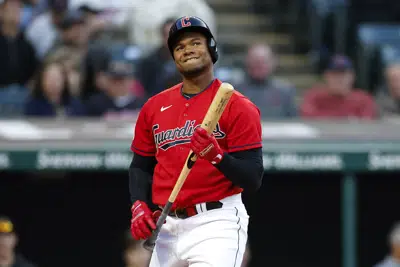 Oscar González de los Cleveland Guardians reacciona después de poncharse contra el lanzador abridor de los Minnesota Twins, Bailey Ober, durante la quinta entrada de un juego de béisbol, el viernes 5 de mayo de 2023, en Cleveland. (AP Photo/Ron Schwane)