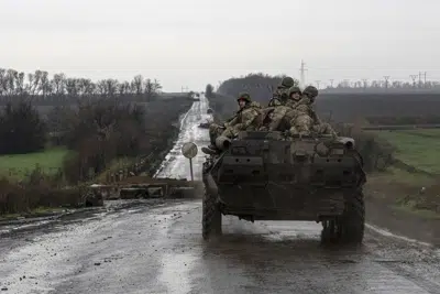 Militares ucranianos van por un camino cerca de Vuhledar, Ucrania, el 9 de abril de 2023. (Foto AP/Evgeniy Maloletka)