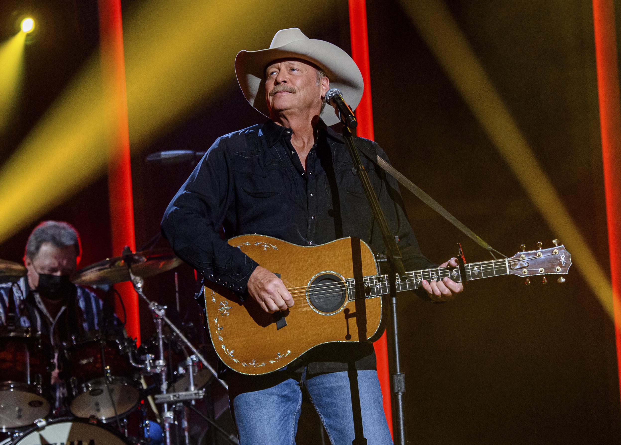 Video: Alan Jackson reveals disease diagnosis in interview