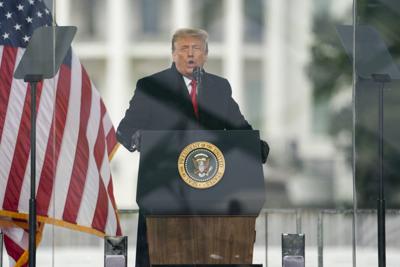 ARCHIVO - En esta foto de archivo del 6 de enero de 2021, el presidente Donald Trump habla en un acto de protesta contra la certificación del triunfo de Joe Biden en la elección presidencial, en Washington. Agentes de la policía del Capitolio que sufrieron ataques y golpizas durante los disturbios del 6 de enero entablaron una demanda el jueves 26 de agosto de 2021 contra el expresidente Donald Trump, sus aliados y miembros de grupos extremistas de ultraderecha, a quienes acusaron de azuzar a una turba violenta para impedir la certificación de la elección presidencial por el Congreso. (AP Foto/Evan Vucci, File)