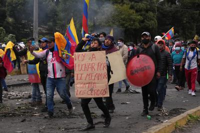 Un manifestante sostiene un cartel durante las protestas contra las políticas económicas del presidente Guillermo Lasso en el centro de Quito, Ecuador, el viernes. 24 de junio de 2022. (AP Foto/Dolores Ochoa)