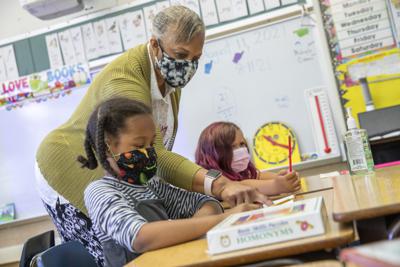 Joy Harrison imparte clase a sus alumnos de segundo grado durante una visita del gobernador de California, Gavin Newsom, al aula en la Escuela Primaria Carl B. Munck, el miércoles 11 de agosto de 2021, en Oakland, California. (Santiago Mejia/San Francisco Chronicle vía AP, Pool)