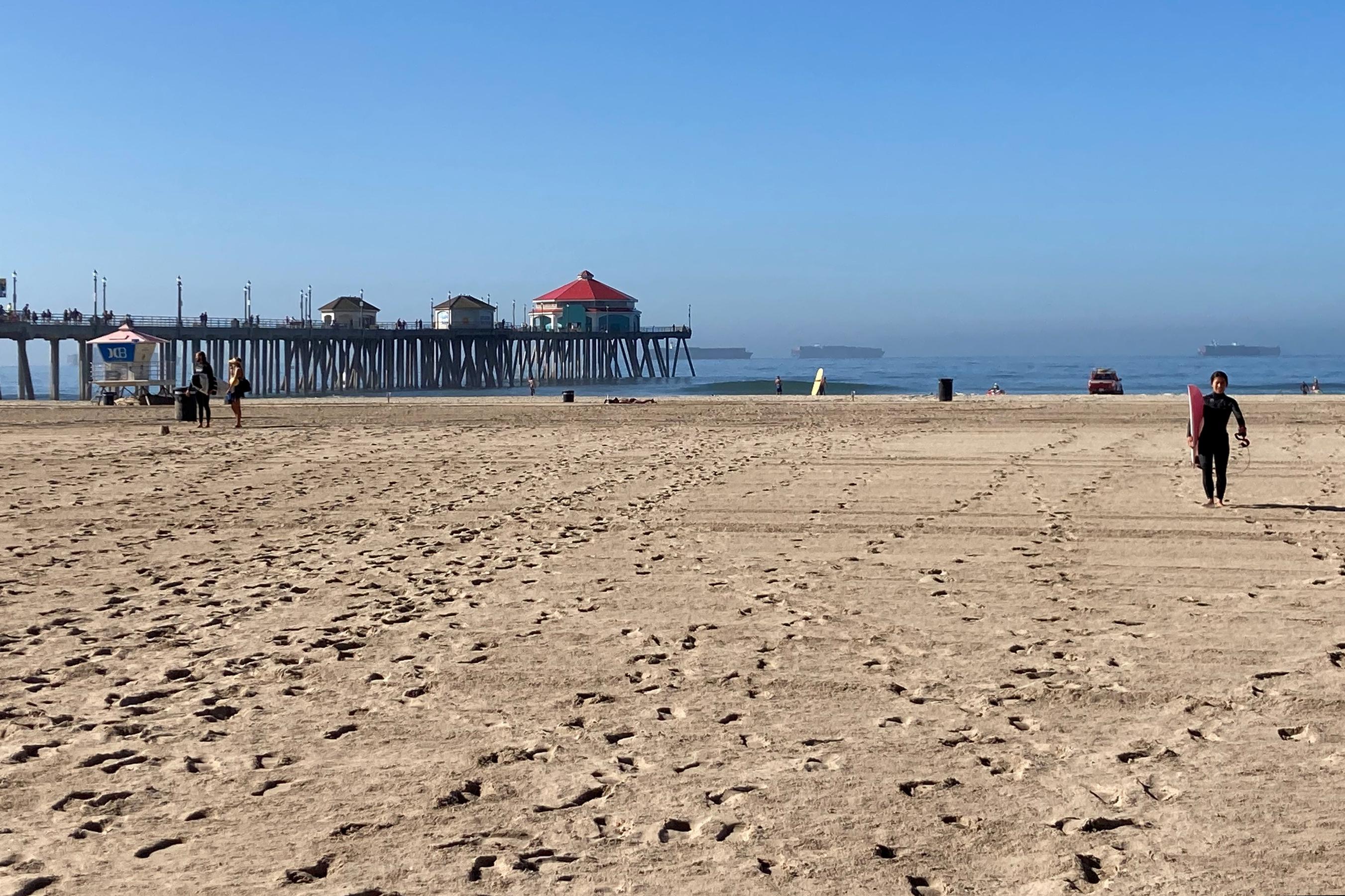 Заметила на пляже. Пляжи Америки. Тарховка пляж. Лонг Бич Калифорния пляж. Пляжи США 2020е.