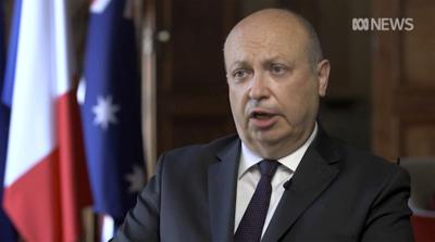 En esta imagen tomada de un vídeo, el embajador de Francia en Australia, Jean-Pierre Thebault, durante una entrevista para televisión en Canberra, Australia, el 17 de septiembre de 2021. (Australian Broadcasting Corporation vía AP)